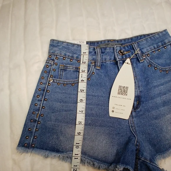 Cali 1850 High-Rise Studded Denim Shorts – Size 3/26 NWT - Picture 10 of 12